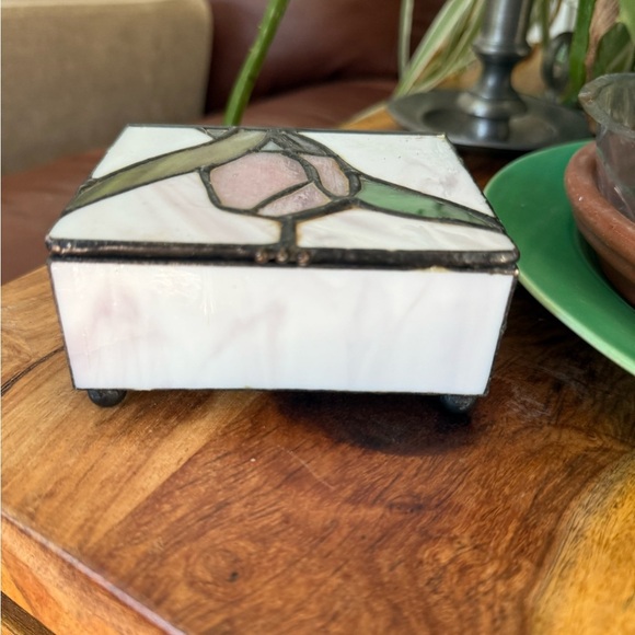 Vintage Stained Glass Art Box with rose design - Picture 3 of 5